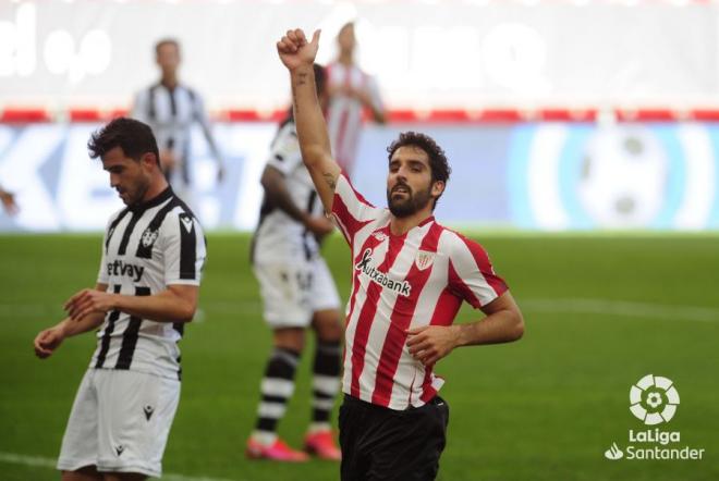 Raúl García, hace un gesto durante el Athletic Club-Levante UD (Foto: LaLiga).