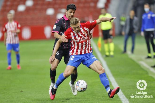 Bogdan protege el balón, durante el Sporting-Tenerife (Foto: LaLiga)