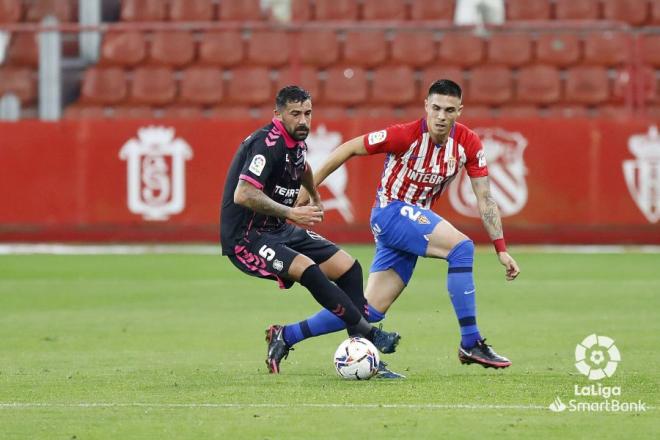 Un lance en durante el Sporting-Tenerife (foto: LaLiga)