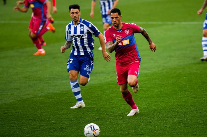 Tete Morente persigue una pelota ante la mirada de Ximo Navarro (Foto: Elche).