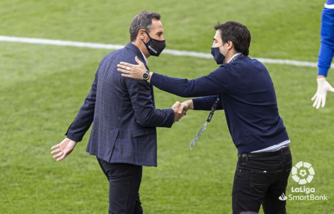 Andoni Iraola saluda a Vicente Moreno saluda antes del Rayo Vallecano-Espanyol.