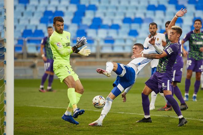 Juan Soriano desvía un balón en el Zaragoza-Málaga (Foto: Dani Marzo).