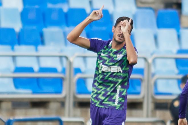 Chavarría celebra al cielo su primer gol (Foto: Dani Marzo).