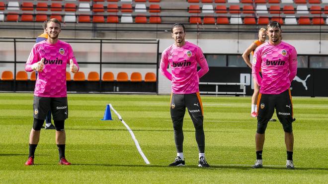 Los tres porteros con la equipación rosa en un día señalado. (Foto: Valencia CF)