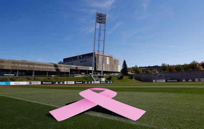 Un lazo rosa en la Ciudad del Fútbol de Las Rozas. (Foto: RFEF)