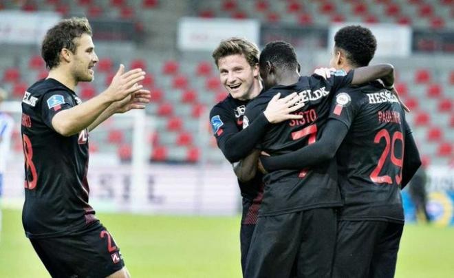 Los jugadores del Midtjylland celebran el gol de Pione Sisto ante el Odense.