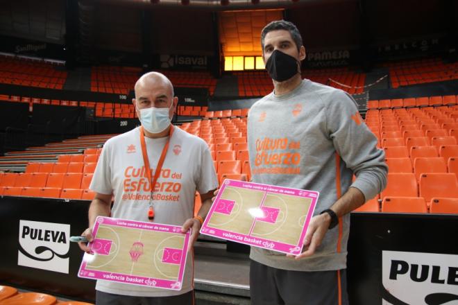 Valencia Basket subastará las pizarras rosas de sus entrenadores para luchar contra cáncer de mam