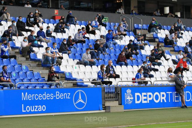 Aficionados del Dépor cumpliendo la distancia en Riazor(Foto:RCD)