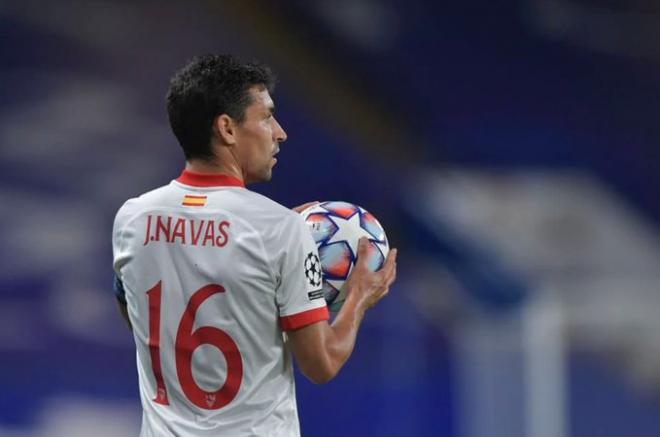 Jesús Navas con el balón de la Champions League.