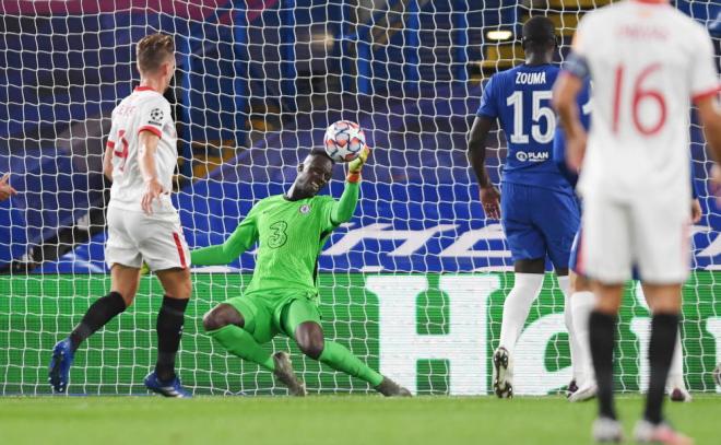 De Jong observa la parada de Mendy.