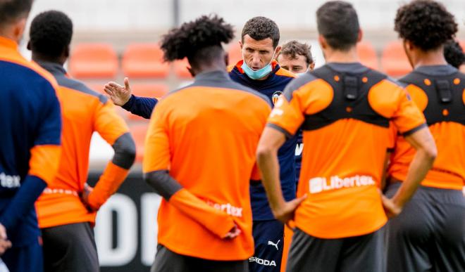 Javi Gracia en la charla táctica a sus jugadores. (Foto: Valencia CF)