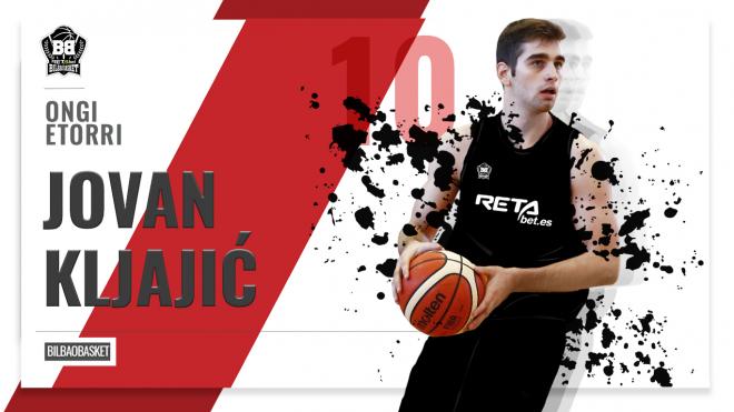 Jovan Kljajic suple a Tomeu Rigo en el Bilbao Basket.