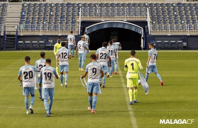 Los jugadores se marchan al vestuario tras posar (Foto: Málaga CF).