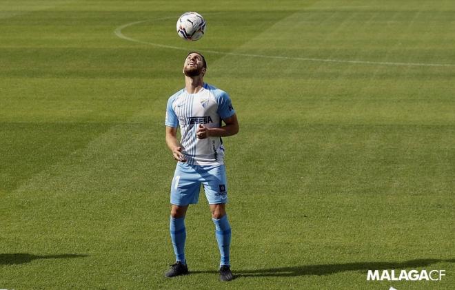 Calero, domando el balón con la cabeza (Foto: Málaga CF).