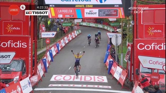 Roglic entra en meta durante la primera etapa de la Vuelta a España (FOTO: @lavuelta).