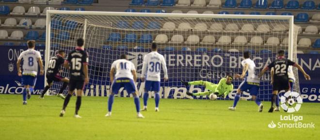 José Antonio Caro, deteniendo el penalti lanzado por Suso Santana (Foto: LaLiga).