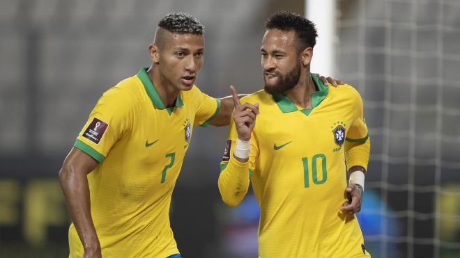 Richarlison y Neymar celebran un gol con Brasil.