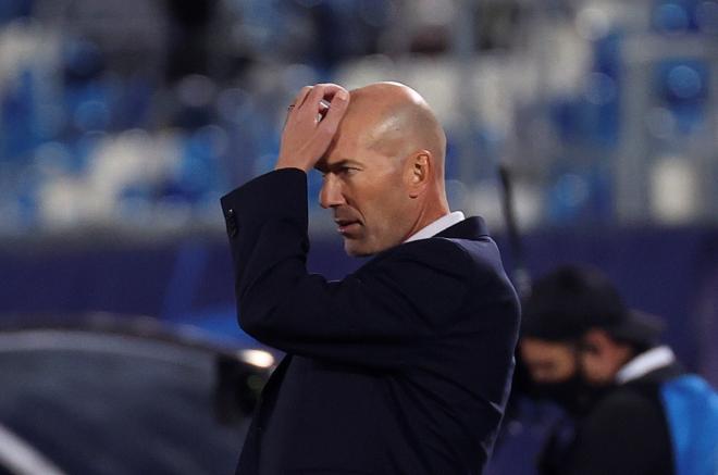 Zidane, pensativo en el último partido del Real Madrid (Foto: EFE).