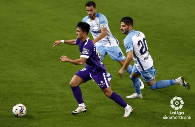 Caye y Luis Muñoz tratan de frenar a Manu García en el Málaga-Sporting (Foto: LaLiga).