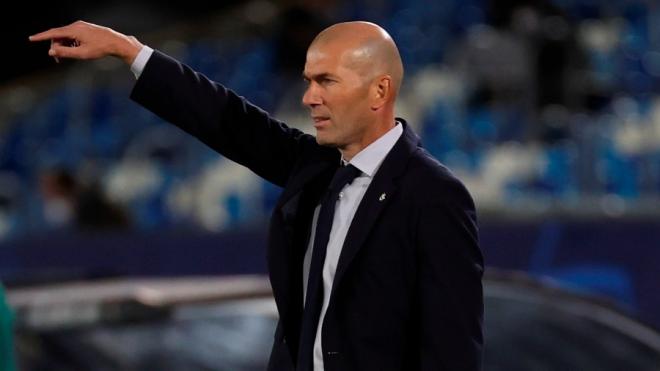 Zidane da órdenes a su equipo en Valdebebas (Foto: EFE).