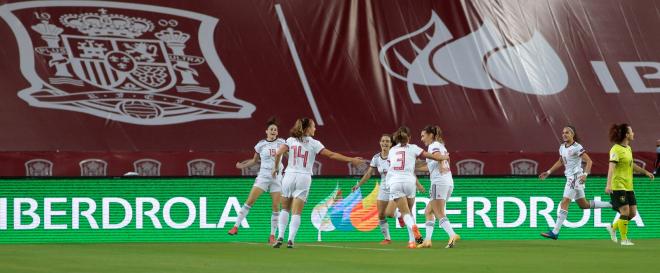 Las jugadoras de España celebran el gol de Esther en La Cartuja (Foto: Kiko Hurtado).