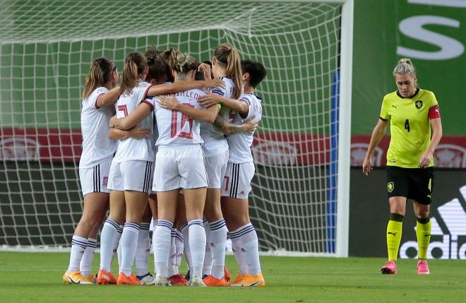 Las jugadoras de España celebran un gol ante la República Checa (Foto: Kiko Hurtado).