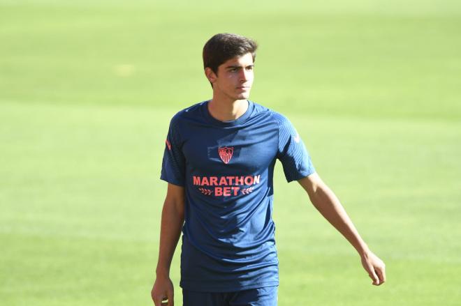 Juanlu, durante un entrenamiento con el Sevilla.