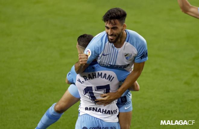 Yanis abraza a Juande en la celebración del gol ante el Sporting (Foto: Málaga CF).