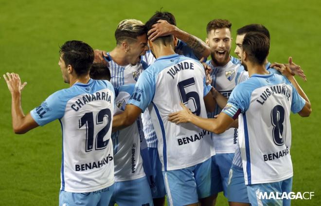 Varios jugadores del Málaga celebran el gol de Juande ante el Sporting (Foto: Málaga CF).