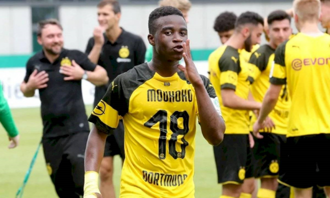 Youssoufa Moukoko, durante un partido con las categorías inferiores del Borussia Dortmund.