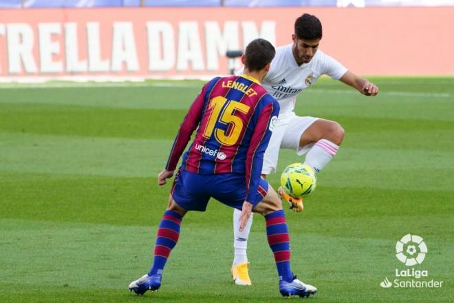 Asensio controla el balón ante Lenglet en el Barcelona-Real Madrid.