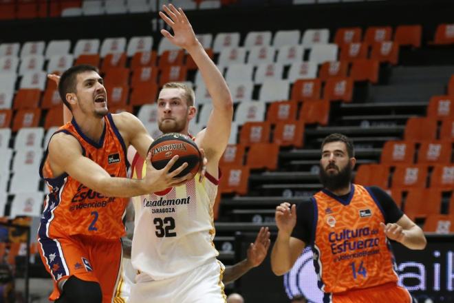 La aparición de Nikola Kalinic despertó este sábado al Valencia Basket tras una pésima primera