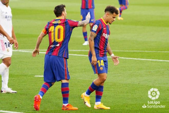 Leo Messi anima a Philippe Coutinho tras una jugada durante un partido del FC Barcelona.