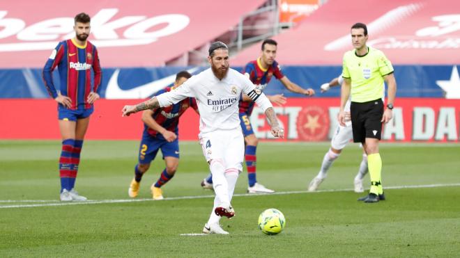 Sergio Ramos lanza el penalti del 1-2 en el Clásico (Foto: Real Madrid).
