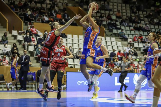 Valencia Basket consigue su primer triunfo frente a Spar Girona (58-68)
