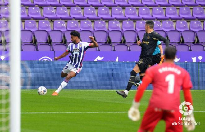 Janko centra en un partido frente al Alavés (Foto: Real Valladolid).