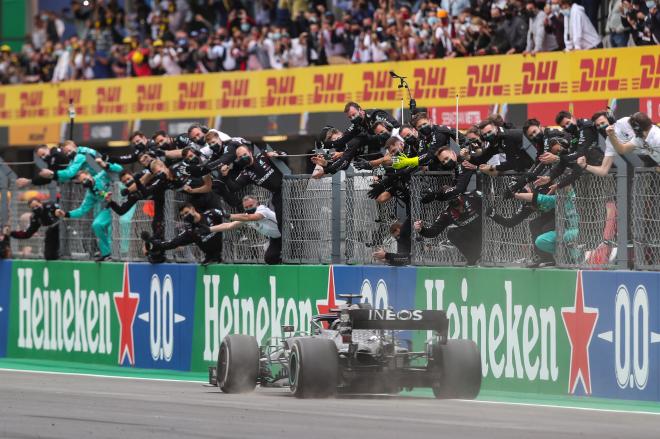 Lewis Hamilton y su equipo celebran el triunfo en Portimao (Foto: EFE).