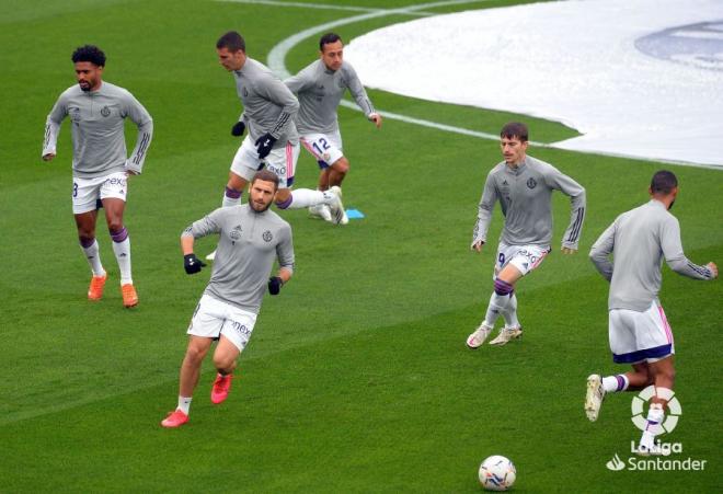 Los jugadores del Real Valladolid calientan antes de un partido.