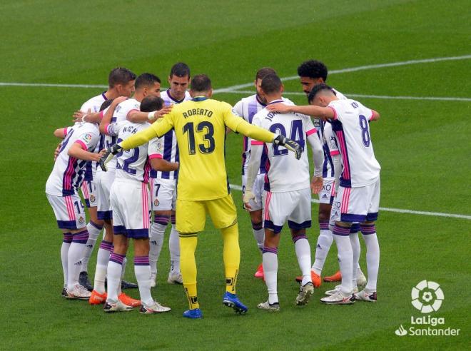 Piña de los titulares del Real Valladolid antes de enfrentarse al Alavés (Foto: LaLiga).