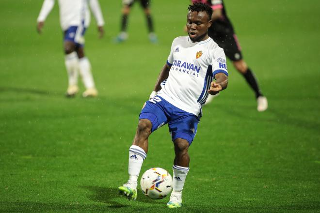 James controla la pelota durante el Real Zaragoza-Sabadell (Foto: Daniel Marzo).