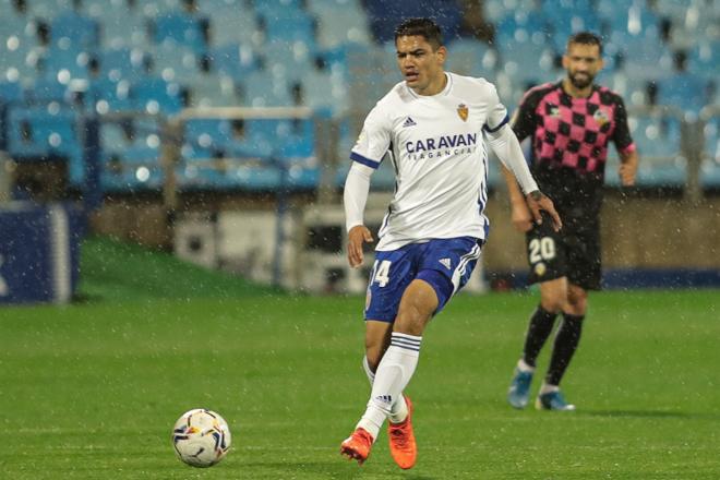 Toro Fernández conduce el balón ante el Sabadell (Foto: Daniel Marzo).