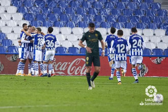 Los jugadores de la Real celebran el primer gol de Oyarzabal ante el Huesca (Foto: LaLiga)