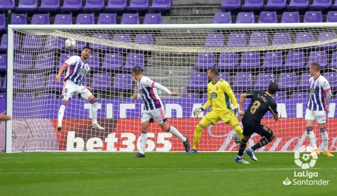 Roberto y la defensa del Pucela ven cómo entra el gol de Pina en la portería (Foto: LaLiga).