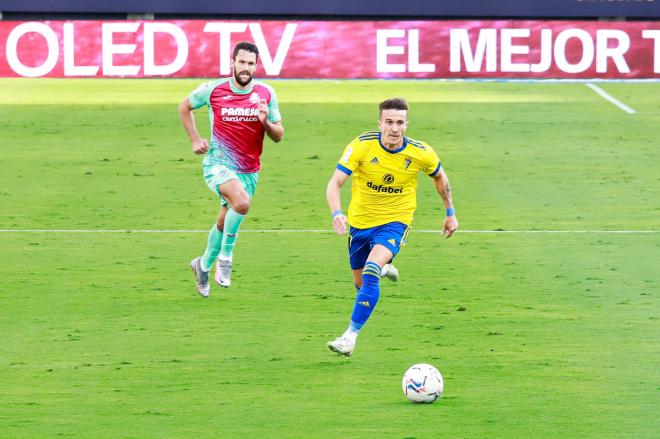 Salvi corre por un balón en el partido ante el Villarreal (Foto: Cristo García).