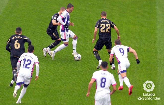 Sergi Guardiola controla el balón ante la presión rival (Foto: LaLiga).