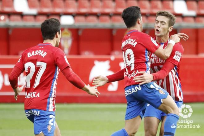 Los jugadores del Sporting celebran el primer gol ante la Ponferradina (Foto: LaLiga)
