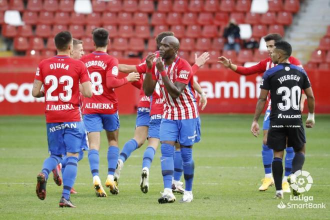 Los jugadores del Sporting celebran el primer gol ante la Ponferradina (Foto: LaLiga).