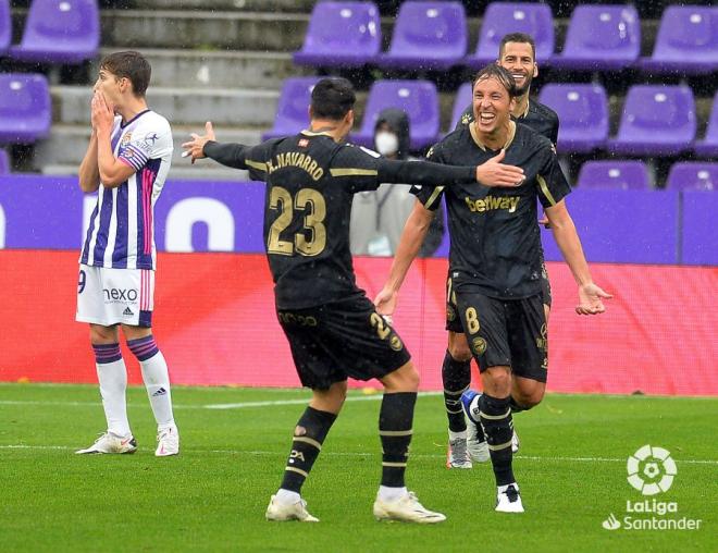 Toni Villa se lamenta mientras el Alavés celebra el gol (Foto: LaLiga).