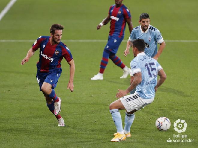 Miramón, ante Olaza, durante el Levante-Celta (Foto: LaLiga).