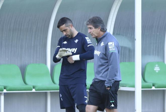 Claudio Bravo, baja en la convocatoria, charla con Pellegrini en un entrenamiento del Betis (Foto: Kiko Hurtado).